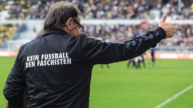 St. Paulis Trainer Ewald Lienen mit einer Sonder-Trainingsjacke mit der Aufschrift "Kein Fußball des Faschisten".