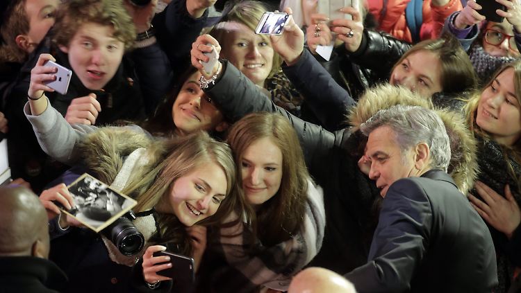 Ein Selfie? Kein Problem! Clooney beglückt seine Fans. 
