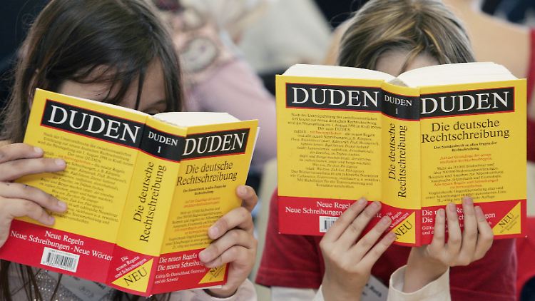 Ein Grund für die Entstehung für das Weglassen von Artikeln und Präpositionen ist unter anderem der Einfluss der türkischen Sprache.