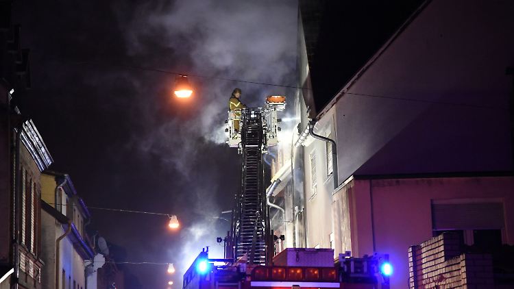 Die Feuerwehr löschte den Brand mit Hilfe eines Drehleiterwagens.