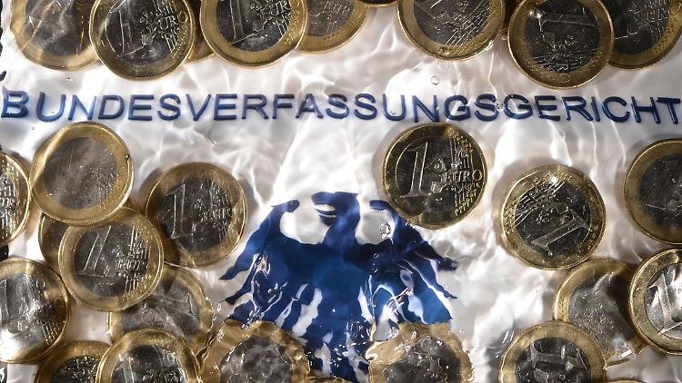 Schwere Schlappe für die Karlsruher Richter: Der EuGH entscheidet im Juni 2015, dass die EZB das umstrittene Staatsanleihe-Kaufprogramm OMT fortführen darf.