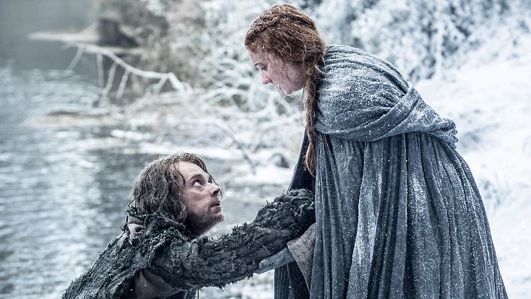 Theon Greyjoy (Alfie Allen) musste zusehen, wie Sansa Stark (Sophie Turner) vergewaltigt wird. Nun sind sie auf der Flucht.