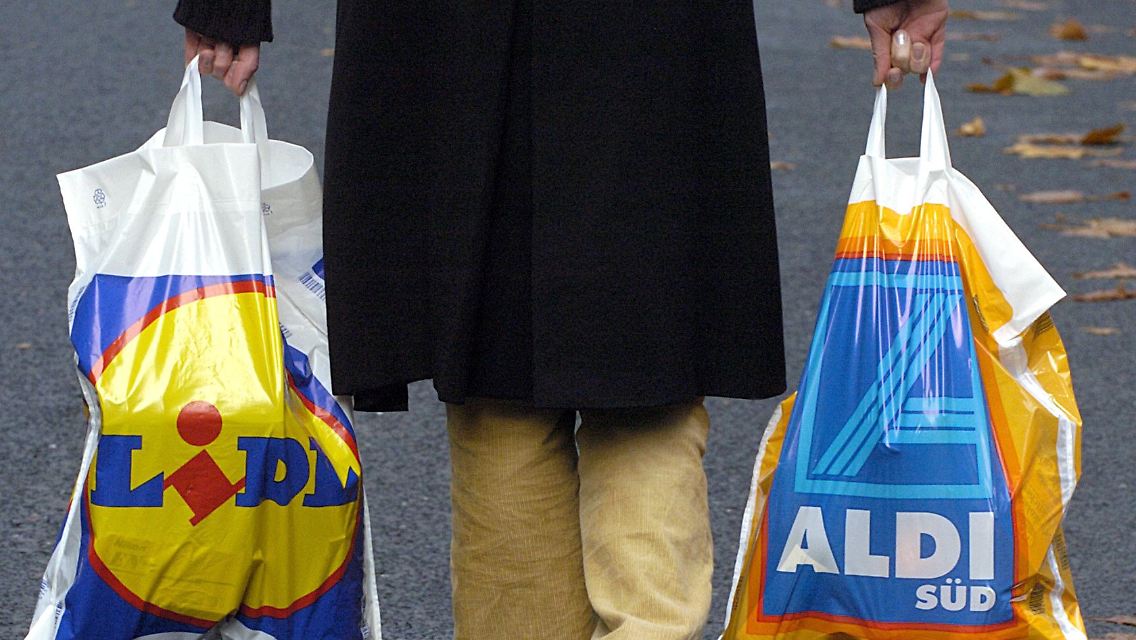 Nicht nur bei Lebensmitteln stehen Aldi und Lidl in direkter Konkurrenz.