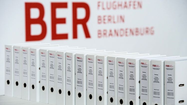 Der Brandenburger Rechnungshof hat zu seinen BER-Ermittlungen einen 400 Seiten starken Bericht vorgelegt (Archivbild).