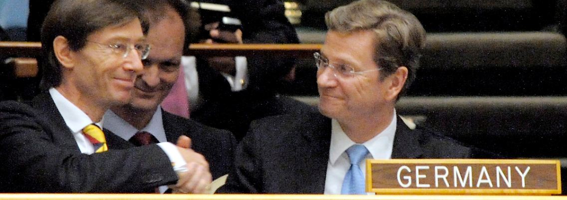 Westerwelle nimmt die Glückwünsche entgegen.