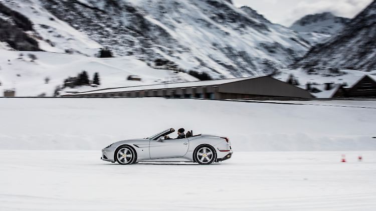 Eine auf den ersten Blick ungewöhnliche Kombination: Ferrari auf der Eisbahn.