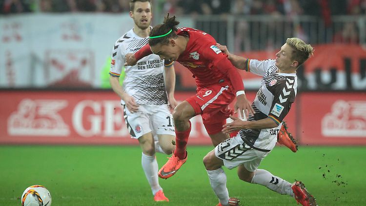 Torschütze Marc Rzatkowski (r.) und der FC St. Pauli verteidigten gegen RB Leipzig erfolgreich die knappe Führung.