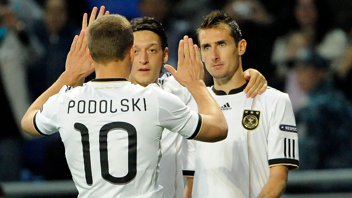 Über Mesut Özil und Lukas Podolski kam der Ball in der 48. Minute zu Miroslav Klose. Der traf anschließend zum 58. Mal für Deutschland.