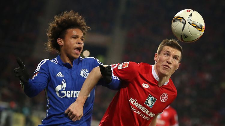 Der Mainzer Gaetan Bussmann köpft den Ball vor dem Schalker Torjäger Leroy Sane weg.