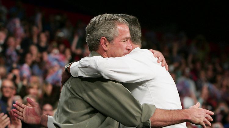 Ein besonders enges Verhältnis wird den Bush-Brüdern nicht nachgesagt. Hier bei einem Auftritt 2006, als der ältere Bush noch Präsident und der jüngere Gouverneur von Florida war.