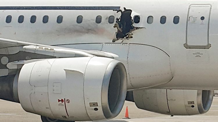 Die Bombe explodierte direkt neben einem Triebwerk - dennoch konnte der Pilot die Maschine sicher landen.