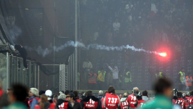 Immer wieder flogen in Genua Feuerwerkskörper auf den Rasen und in den italienischen Fanblock.