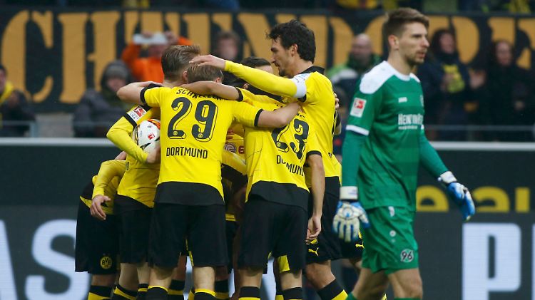 Dortmund jubelt, Ron-Robert Zieler nicht. Er steht ja auch im Tor von Hannover und hat gerade das 0:1 kassiert.