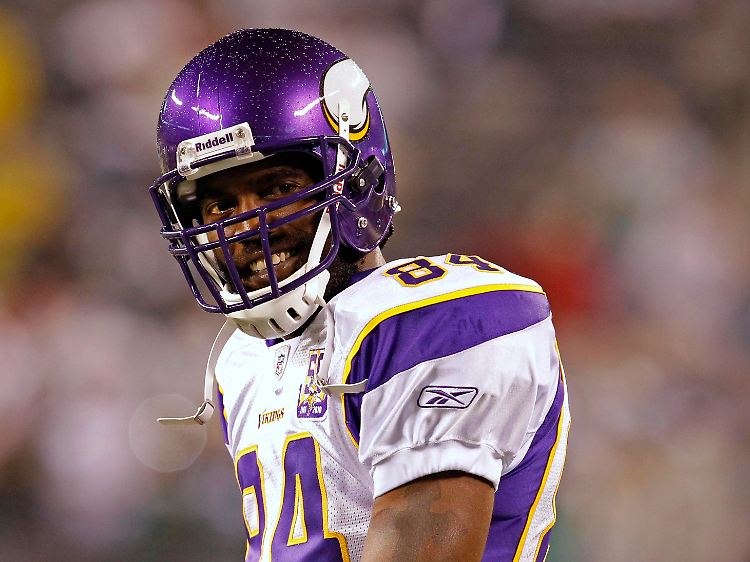 Randy Moss, frisch eingekaufter Passempfänger der Minnesota Vikings vor dem Spiel gegen die New York Jets: Das Reebok-Logo fällt kaum ins Auge.
