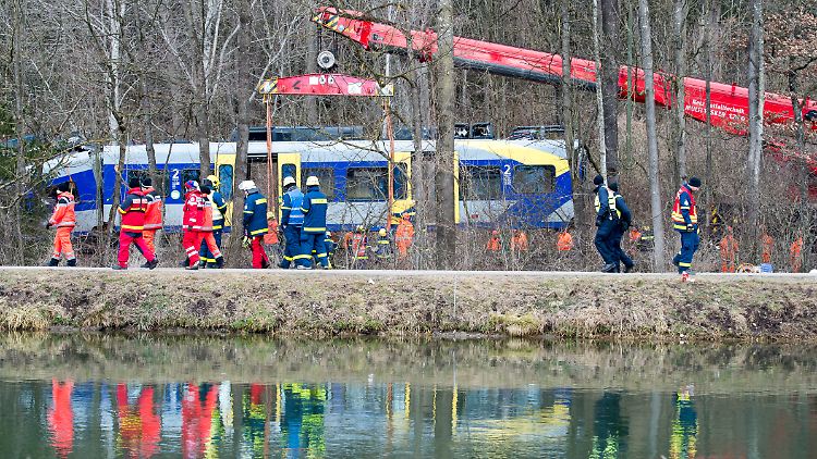 Der Abtransport des Unfallzuges in Bad Aibling.