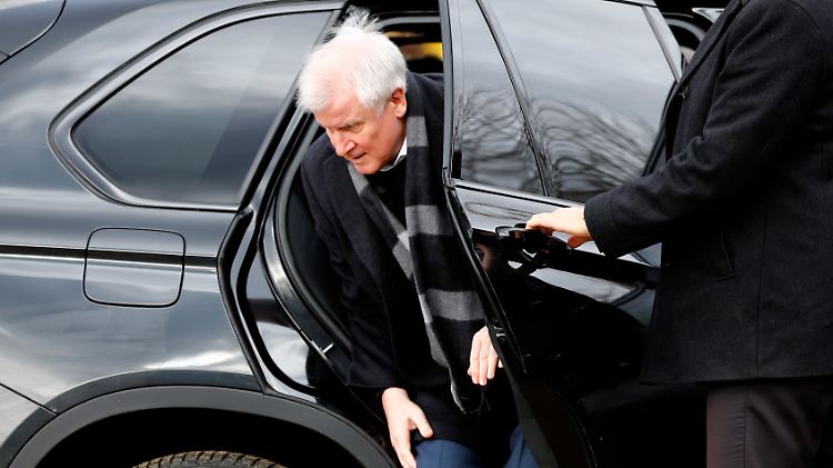 Zum Aussteigen wurde er zwar nicht aufgefordert, aber erstaunt über die Kontrolle zeigte sich Seehofer dennoch.