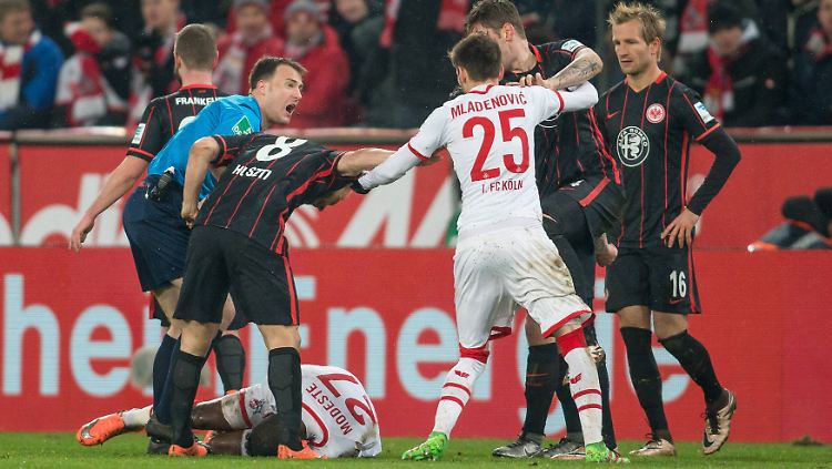 Strittige Szene: Anthony Modeste sinkt nach einem Disput mit Marc Stendera zu Boden.
