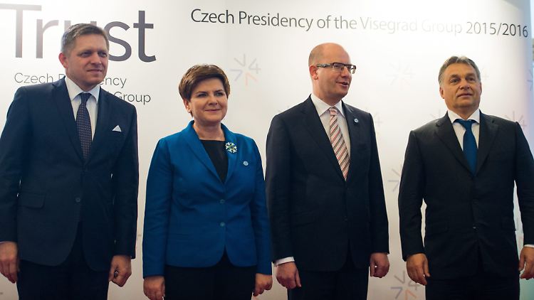 Die Premierminister der Visegrad-Gruppe: Robert Fico, Beata Szydlo, Bohuslav Sobotka und Viktor Orban (von links nach rechts).