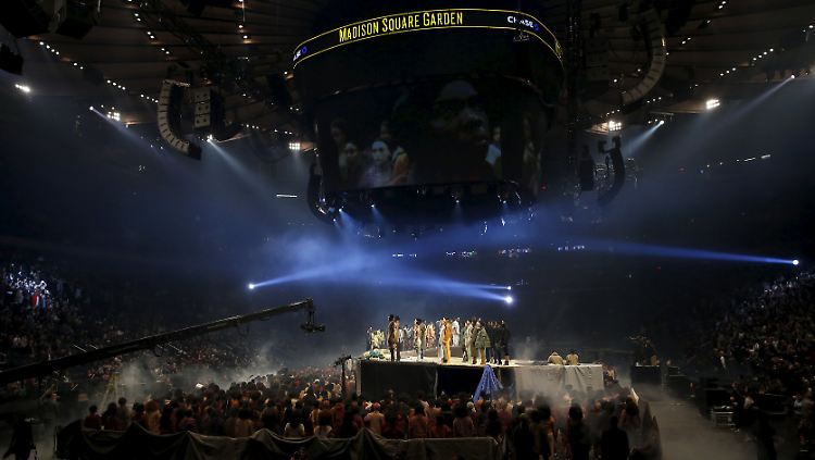 Nicht kleckern, klotzen! Kanye West stellt Album und Kollektion im Madison Square Garden vor.