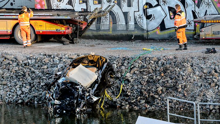 Schwedische Rettungskräfte bergen das Autowrack aus dem Kanal.