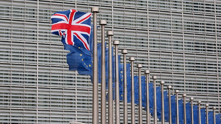 Ein einsamer Union Jack flattert mit Europa-Fahnen um die Wette. Wer gewinnt und wer verliert durch einen EU-Austritt?