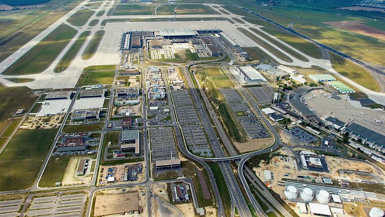Der Flughafen Berlin Brandenburg in Schönefeld aus der Luft. 