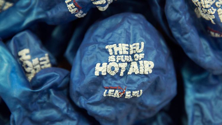 Ballons der Brexit-Befürworter mit der Aufschrift "Die EU ist nur heiße Luft".