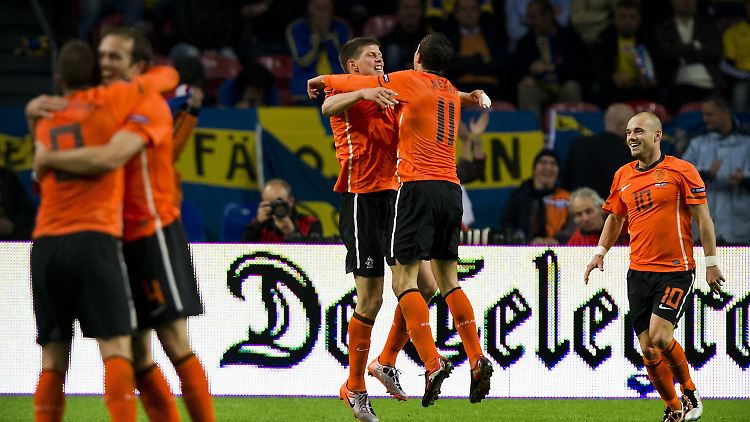 Jeder herzt jeden: Die Niederlande fertigte Schweden souverän mit 4:1 ab.