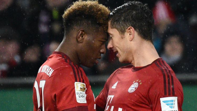 David Alaba jubelt mit Doppeltorschütze Robert Lewandowski.