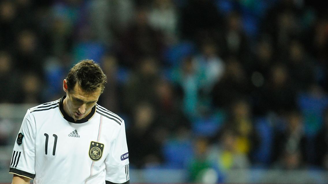 Miroslav Klose konnte sich gar nicht recht über sein Tor freuen, weil er sich kurz darauf verletzte.