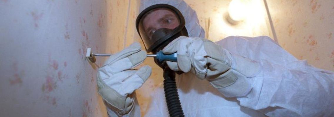 Für das Entfernen von Asbest gelten besonders strenge Vorsichtsmaßnahmen. Atemschutzgeräte und Schutzanzüge sind Pflicht.
