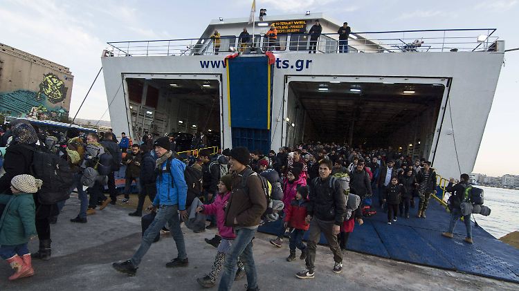 Athen Anfang Februar: Per Fähre erreichen Flüchtlinge von den Ägäis-Inseln kommend den Hafen von Piräus - und damit europäisches Festland.