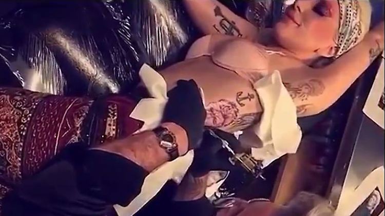 "Das war das Bild, das mein Leben verändert hat": Lady Gaga im Tattoo-Studio.