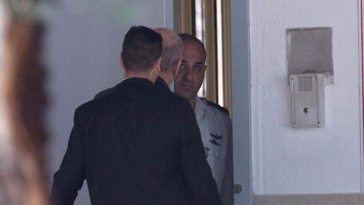 Die Leibwächter kommen nur bis zur Gefängnispforte: Ehud Olmert (M.) "wird (...) mit dem Moment des Haftantritts in unsere Sicherheitsverantwortung übergeben".
