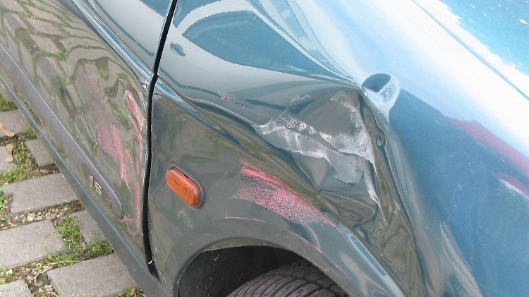 Für viele ist eine Beule im Kotflügel ein Bagatellschaden. Die Gefahr besteht aber darin, dass einiges Mehr in Mitleidenschaft gezogen wurde.