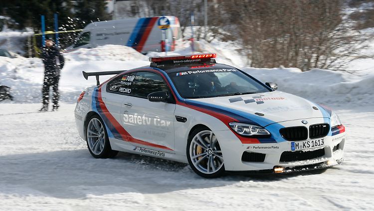 Lehrvorführung: DTM-Pilot Martin Tomczyk demonstiert die hohe Schule des Driftens.