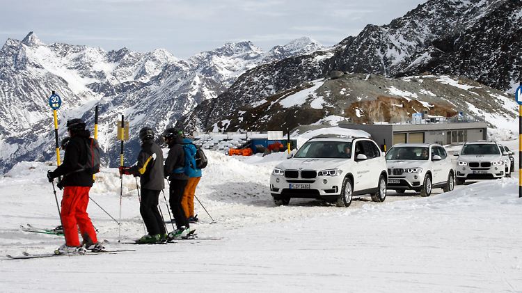 Querverkehr: An der Bergstation habe die Skifahrer Vorfahrt, die Allradler müssen warten.