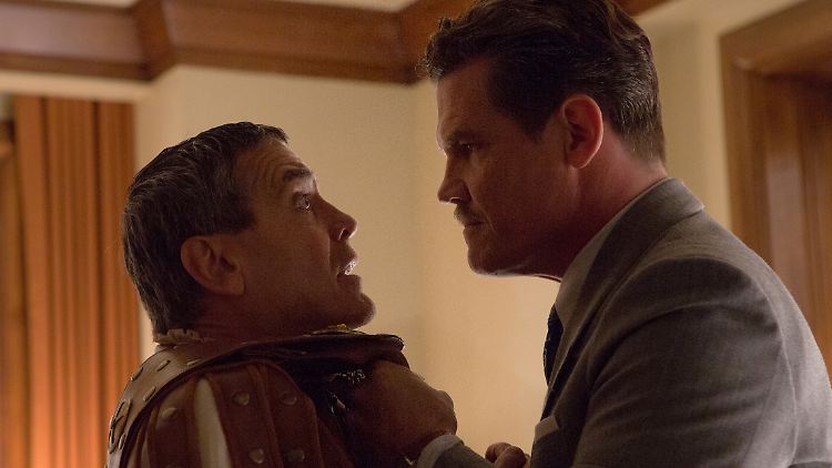 Eddie Mannix (Josh Brolin, r.) muss schon mal kräftig zupacken, um seine Stars im Zaum zu halten.