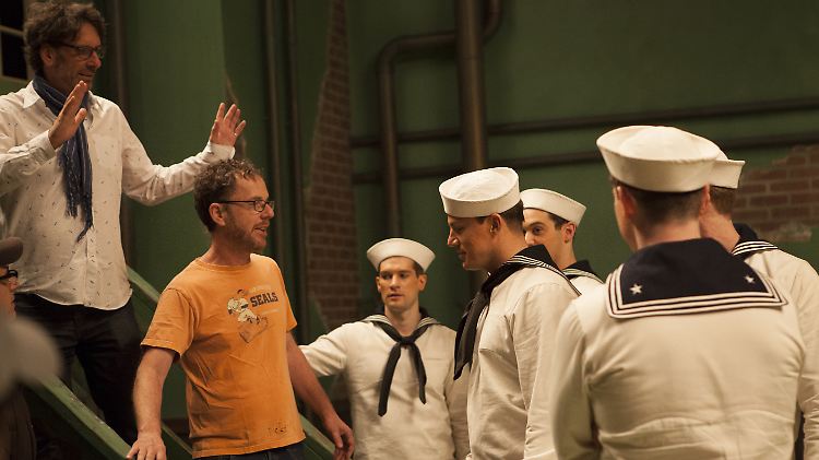 Joel (l.) und Ethan Coen (2.v.l.) dirigieren die tanzenden Matrosen, unter ihnen Channing Tatum (M.).