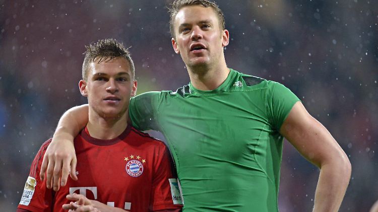 Na Kleiner, gut gemacht: Für Defensiv-Aushilfe Joshua Kimmich gibt's eine väterliche Umarmung von Torwart-Titan Manuel Neuer.