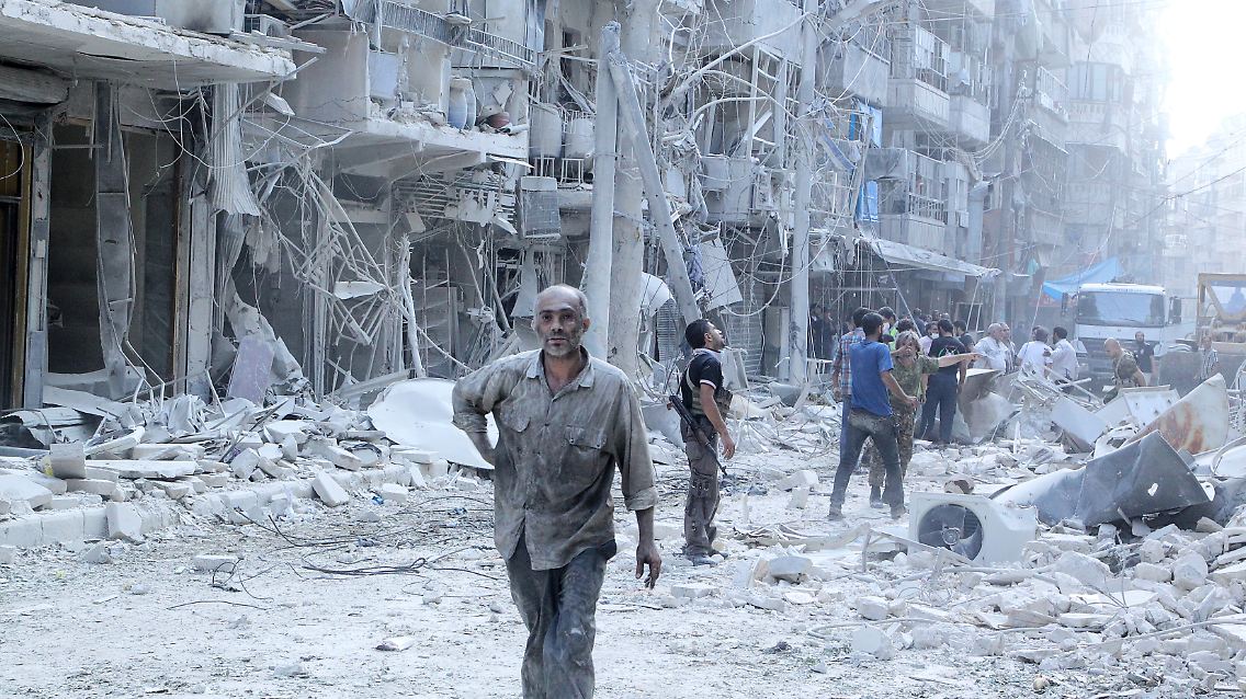 Zerstörte Wohnblöcke und demoralisierte Bewohner in Aleppo nach einem Luftangriff.