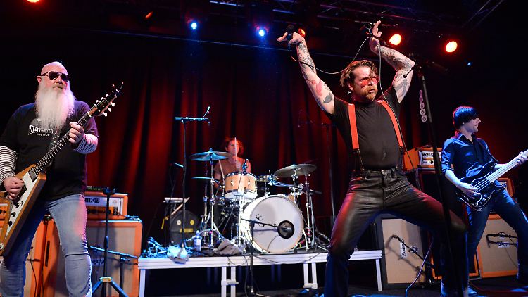Die "Eagles of Death Metal" - als eine "heilige Pflicht" sehen Sie ihren Auftritt.