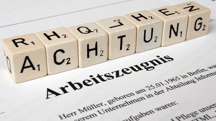 Das Zeugnis ist, um den formellen Anforderungen zu genügen, zu unterschreiben.