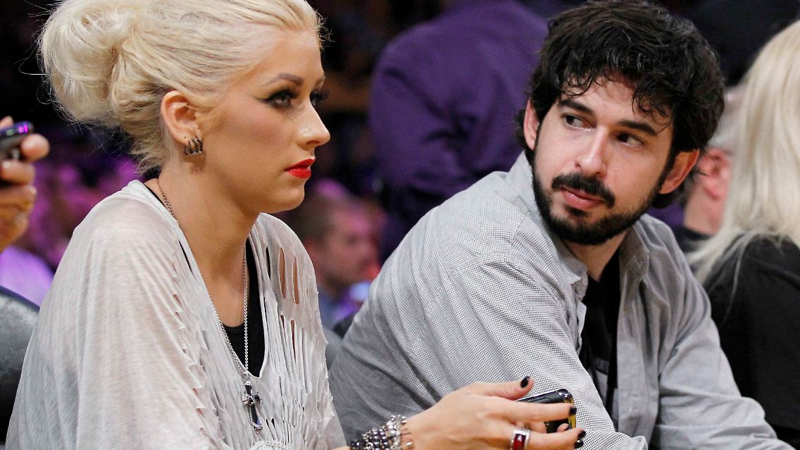 Das wirkt schon nicht mehr sehr liebevoll: Aguilera und Bratman im Uanuar 2010 bei einem Basketballspiel.
