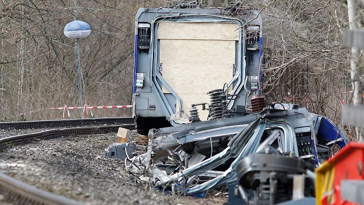 Am Unglücksort sind noch immer Aufräumarbeiten im Gange.