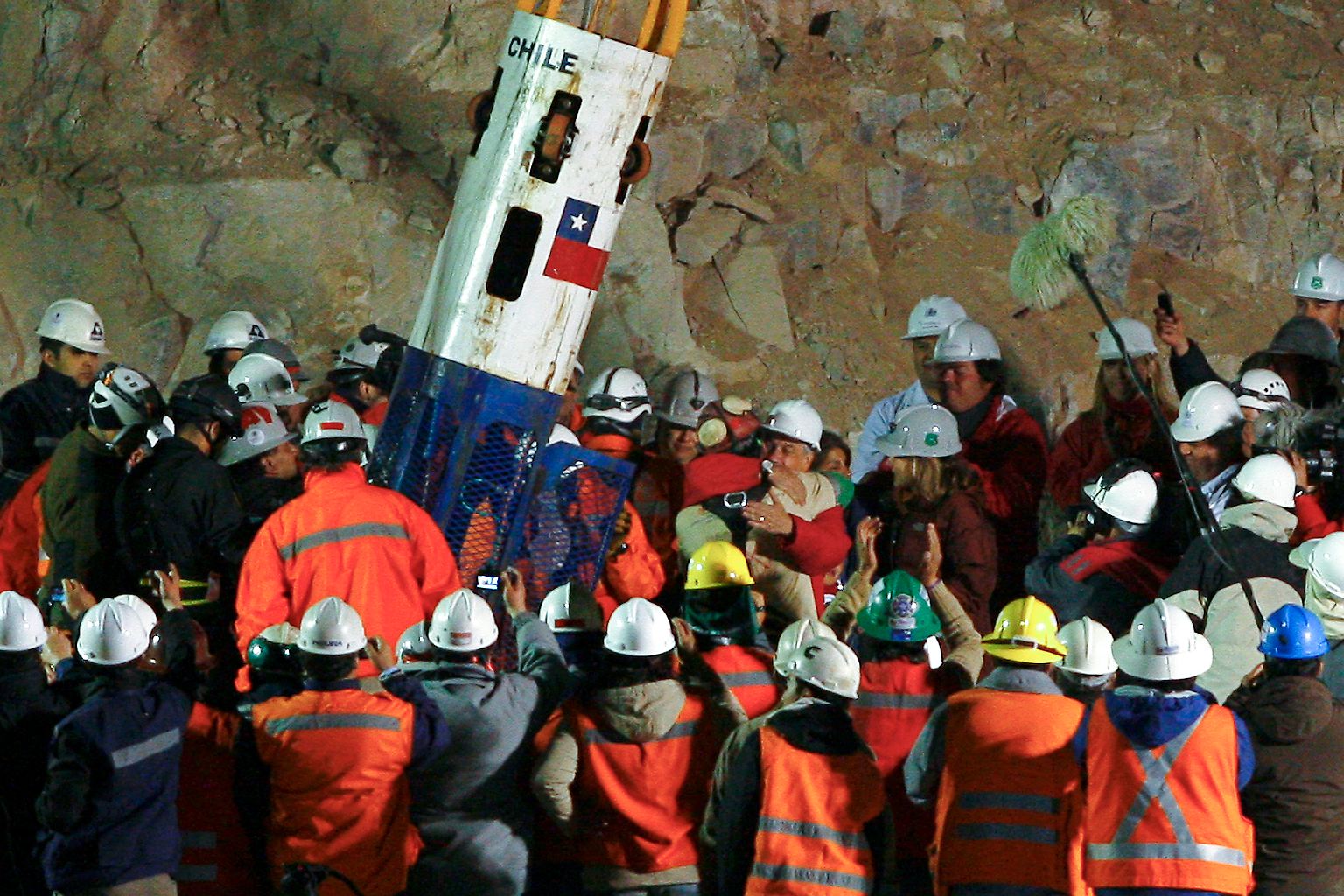 Um kurz nach Mitternacht Ortszeit (05.10 Uhr MESZ) bringt die Rettungskapsel den ersten Kumpel in die Freiheit.
