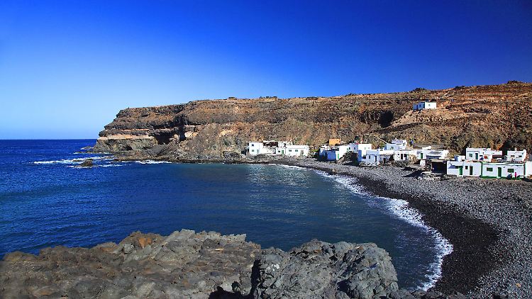 Fuerteventura lädt mit seiner wilden Landschaft zu allerlei Wassersportarten ein.