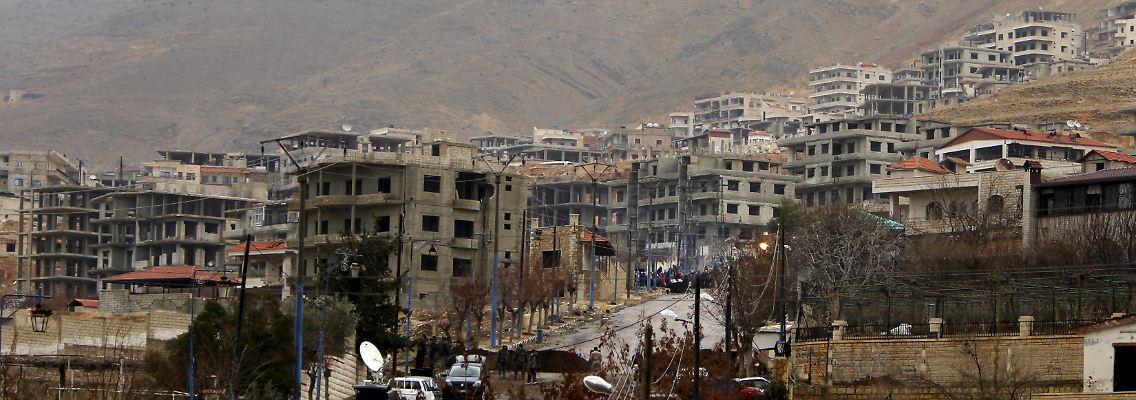 Blick auf die von syrischen Regimetruppen belagerte Stadt Madaja.