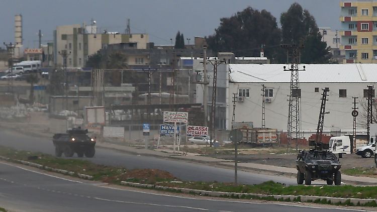 Türkische Armeefahrzeuge auf dem Weg zur syrischen Grenze.