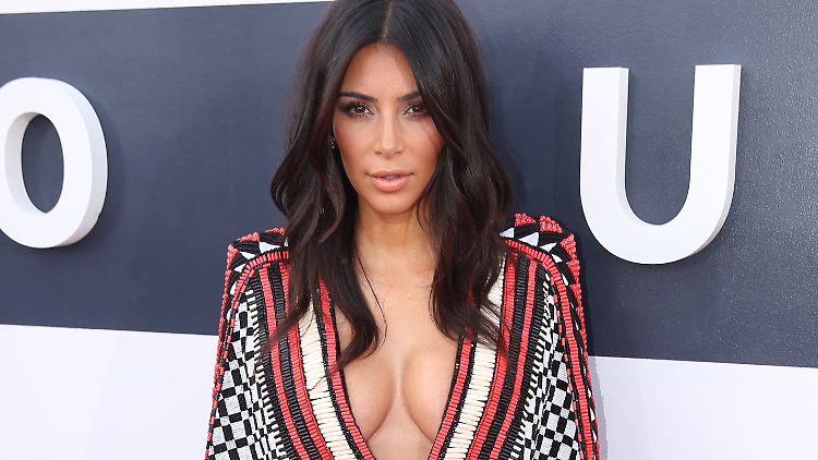 Wie dieser Traum-Ausschnitt zustande kam? Vermutlich hat Kim Kardashian mit Gaffer-Tape nachgeholfen.